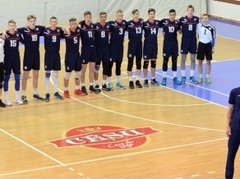 U20 volejbola izlase, gatavojoties izšķirošajai EČ atlasei, divreiz zaudē Somijai