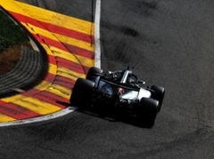 Lietus kvalifikācijā Hamiltons apsteidz Fetelu, lieliski rezultāti "Force India" pilotiem