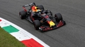 "Red Bull" piloti pārspēj Fetelu pirmajā F1 treniņā Singapūrā