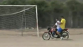 Video: Futbola vārtsargs savā postenī atgriežas ar motociklu