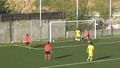 Video: Futbolists īsā laikā divreiz pamanās trāpīt pa vārtu stabu