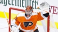 Video: NHL atvairījumu topā triumfē "Flyers" vārtsargs
