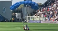 Video: Parašutists nolaižas futbola spēlē
