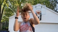 Video: Basketboliste izmēģina varenu metienu, taču dabū pa galvu