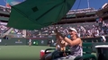 Video: Tenisa zvaigzne cīnās ar saulessargu
