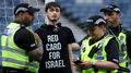 Protestētājs pirms Izraēlas spēles sevi pieslēdz pie futbola vārtu staba