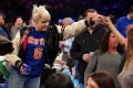 Sairusa apmeklē Ņujorkas "Knicks" spēli kreklā ar Porziņģa spēlētāja numuru