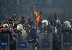 Stambulas futbolkluba 'Fenerbahce' līdzjutēji iesaistās sadursmēs ar policiju