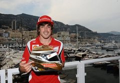 Alonso ātrākais pirmajā treniņā Monako ielās