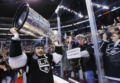 'Kings' pirmo reizi vēsturē izcīna NHL Stenlija kausu