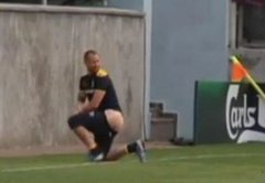 Video: Zviedrijas futbolisti izdara sitienus pa sava vārtsarga pēcpusi