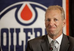 Par 'Oilers' galveno treneri kļūst Krīgers; 'Blues' pagarina līgumu ar Hičkoku