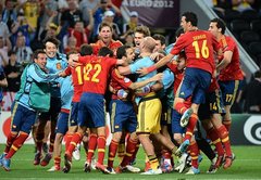 Spānijas futbola izlase dramatiskā cīņā sasniedz EURO 2012 finālu