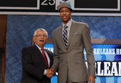 NBA draftā 'Hornets' ar pirmo numuru izvēlas Entoniju Deivisu