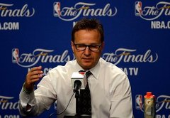 NBA fināliste 'Thunder' pagarinājusi līgumu ar galveno treneri Brūksu