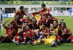 Fotoreportāža: Arī Spānijas U-19 futbolisti kļūst par Eiropas čempioniem