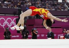 Ķīnas vingrotājs Kai otrajās olimpiskajās spēlēs pēc kārtas uzvar brīvajās kustībās