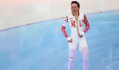Olimpiskā medaļniece Grafa pēc panākuma aizmāršības dēļ nejauši atkailinās
