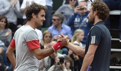 Gulbis piecos setos uzvar Federeru cīņā par vietu «Roland Garros» ceturtdaļfinālā