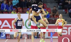 Eiropas čempionam atņem zelta medaļu par krekla novilkšanu pirms skrējiena finiša