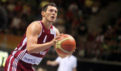 Latvijas basketbolisti ar uzvaru pār rumāņiem nostiprinās vadībā grupā