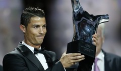 Ronaldu iegūst gada labākā futbolista Eiropā balvu