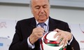 Putins vaino ASV FIFA prezidenta vēlēšanu kavēšanā, Kamerons aicina Blateru atkāpties