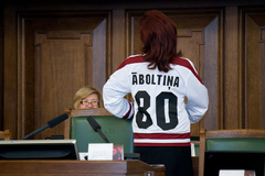 papildināta (13:08) Āboltiņa Saeimas sēdi vada tērpusies hokeja kreklā