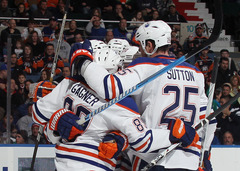 Ganjē astoņi punkti NHL spēlē, Oilers sakauj Blackhawks 