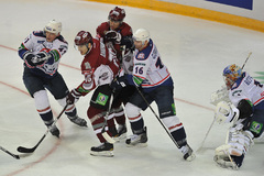 Dinamo astoņās sekundēs iemet divreiz, uzveic Novokuzņecku ar 4:1
