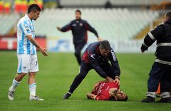 Itālijā laukumā saļimst un vēlāk mirst futbolists, atceļ virkni spēļu