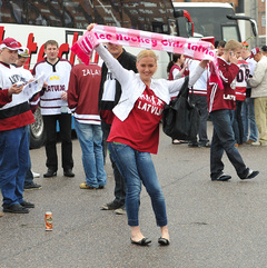 Sestdienas rītā Stokholmā ieradušies ap 1000 hokeja fanu no Rīgas