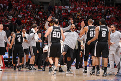 Spurs ceturto reizi uzveic Clippers, iekļūst NBA Rietumu finālā
