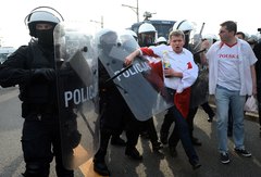 Papildināta (23:32) - Varšavas ielās notikušajās Polijas un Krievijas futbola fanu sadursmes aizturēti vairāk nekā 100 cilvēki