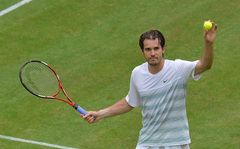 Hāss triumfē Halles ATP 250 turnīrā, finālā uzveicot Federeru