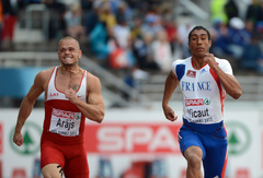 Papildināta (21:49) - Arājs pēc kritiena 100 m sprinta finālā pārrauj Ahileja cīpslu