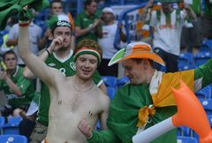 Īru futbola fani atzīstas mīlestībā poļu policistei