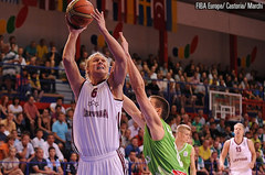 Latvijas U-20 basketbolisti uzvar Lietuvu un saglabā izredzes iekļūt Eiropas čempionāta ceturtdaļfinālā