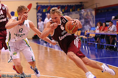 Latvijas U-20 basketbolisti uzveic Itāliju, saglabā cerības iekļūt EČ ceturtdaļfinālā