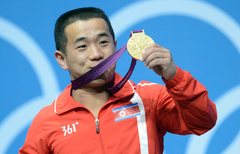 Ziemeļkorejas svarcēlājs par zeltu Olimpiādē pateicas varenajam līderim