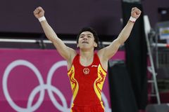 Ķīnas vingrotājs Dzou aizstāv olimpiskā čempiona titulu brīvajās kustībās