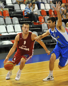 Latvijas basketbolisti pēc pirmā puslaika uzvar Nīderlandes izlasi