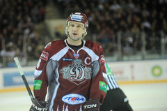 Ozoliņš turpina trenēties un izskatīt KHL klubu piedāvājumus