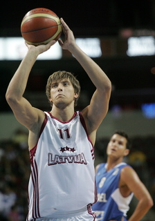 Kalve karjeru turpinās Ungārijas basketbola čempionvienībā Olaj KK