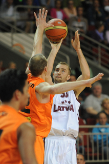 Latvijas basketbolisti nervozā galotnē notur uzvaru pār Nīderlandi
