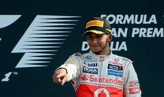 Hamiltons no pirmās starta vietas izcīna uzvaru Itālijas Grand Prix
