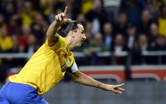 Ibrahimovičs gūst četrus vārtus pārbaudes spēlē pret Angliju; uzvaras bosniešiem un Grieķijai