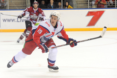 Miķelim Rēdliham un Podziņam rezultatīvas piespēles savstarpējā KHL spēlē