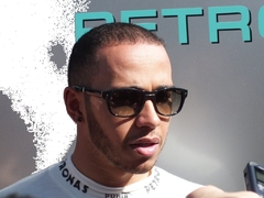 Hamiltons pārspēj Fetelu Top Gear trasē