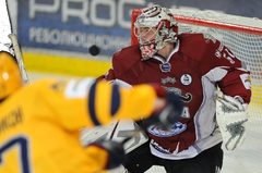 Lielisks Gudļevska sniegums palīdz Rīgas hokejistiem uzvarēt Podziņa pārstāvēto Ruskije vitjazi komandu